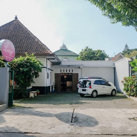 Oyo 353 Loesje Guest House Syariah Malang Bagian luar foto